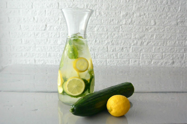 Simple thoughts water met een smaakje citroen komkommer munt