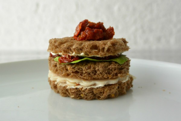 simple thoughts simpele high tea sandwiches kipfilet zongedroogde tomaat